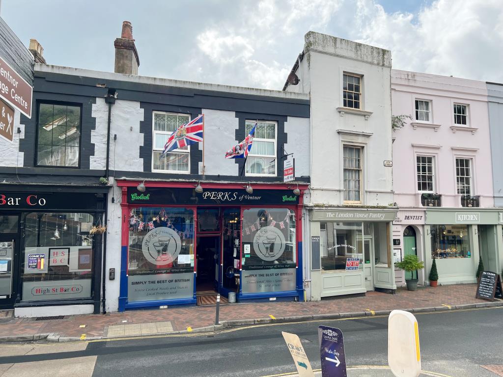 Lot: 112 - TOWN CENTRE BAR/EATERY WITH A TWO-BEDROOM AND A ONE DOUBLE BEDROOM ANNEXE/FLAT -